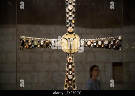 Lombard bois plaqué or processionnel Croce di Desiderio (Croix de Desiderio) du IX siècle dans la salle supérieure de la romane Chiesa di Santa Maria in S. Banque D'Images