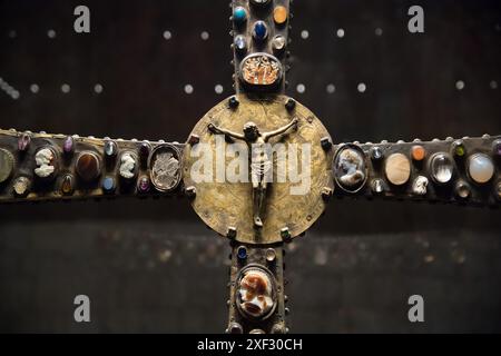 Lombard bois plaqué or processionnel Croce di Desiderio (Croix de Desiderio) du IX siècle dans la salle supérieure de la romane Chiesa di Santa Maria in S. Banque D'Images