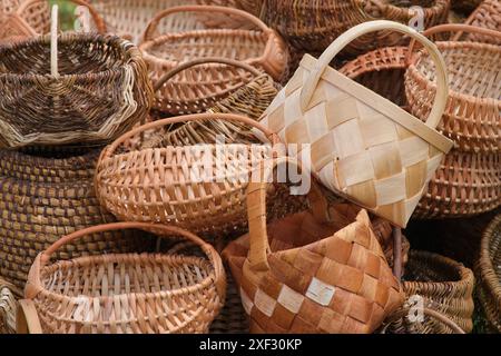 Un tas de paniers en osier et en bois. Les paniers sont de différentes tailles et formes Banque D'Images