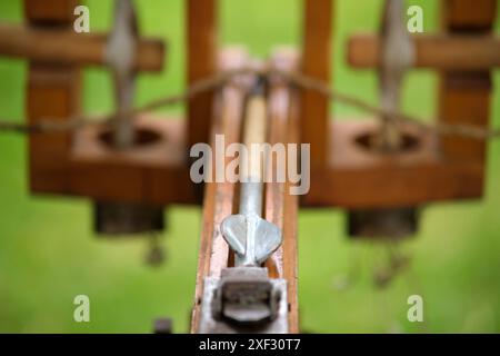 Ancienne ballista romaine avec une flèche de lancement chargée, gros plan Banque D'Images