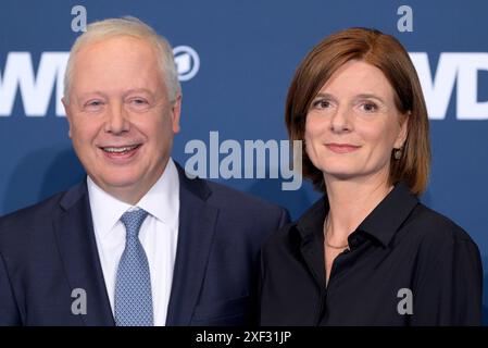 Tom BUHROW , aktueller Intendant des WDR , und Katrin VERNAU , ab 2025 neue Intendantin des WDR , 27.06.2024 Tom BUHROW , PDG de WDR , et Katrin VERNAU , depuis 2025 nouveau PDG de WDR , 27.06.2024 *** Tom BUHROW , actuel intendant de WDR , et Katrin VERNAU , à partir de 2025 nouvel intendant de WDR , 27 06 2024 Tom BUHROW , PDG de WDR , et Katrin VERNAU , à partir de 2025 nouveau PDG de WDR , 27 06 2024 Banque D'Images