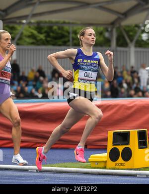 Phoebe Gill, de St Albans AC, participe à la finale du 800 m féminin aux Championnats d'athlétisme du Royaume-Uni 2024 à Manchester Regional Arena le 30 juin 2024 au Manitoba Banque D'Images