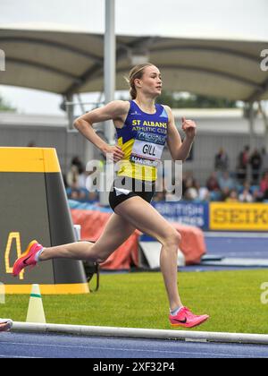 Phoebe Gill, de St Albans AC, participe à la finale du 800 m féminin aux Championnats d'athlétisme du Royaume-Uni 2024 à Manchester Regional Arena le 30 juin 2024 au Manitoba Banque D'Images