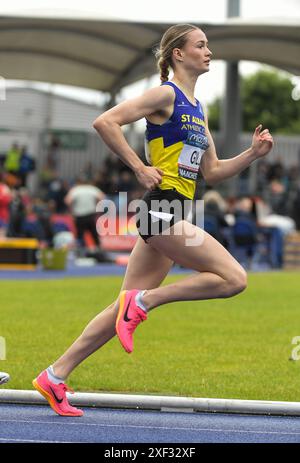 Phoebe Gill, de St Albans AC, participe à la finale du 800 m féminin aux Championnats d'athlétisme du Royaume-Uni 2024 à Manchester Regional Arena le 30 juin 2024 au Manitoba Banque D'Images