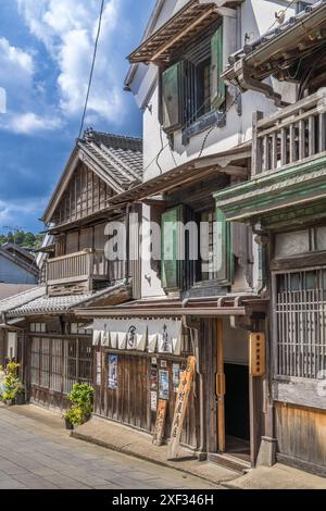 Katori, Chiba, Japon. 26 août 2023 : vue de rue tôt le matin des maisons traditionnelles de la ville de Sawara Banque D'Images