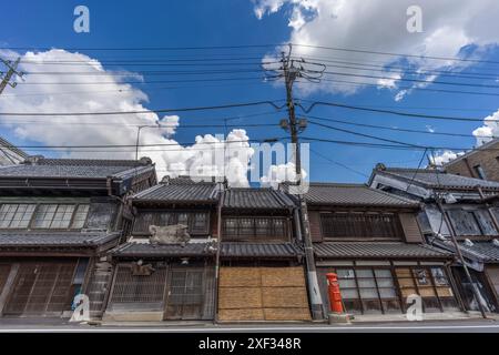 Katori, Chiba, Japon. 26 août 2023 : vue de rue tôt le matin des maisons traditionnelles de la ville de Sawara Banque D'Images