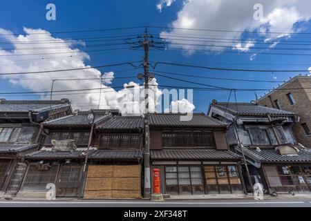 Katori, Chiba, Japon. 26 août 2023 : vue de rue tôt le matin des maisons traditionnelles de la ville de Sawara Banque D'Images