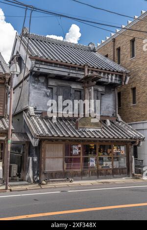 Katori, Chiba, Japon. 26 août 2023 : tôt le matin avec boutiques fermées et vue sur rue sans personne sur les maisons traditionnelles de la ville de Sawara Banque D'Images