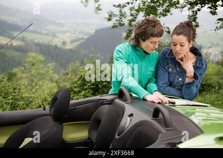 Amis en voiture décapotable. Mirador de Udana, Oñate. Gipuzkoa, l'Euskadi. L'Espagne. Banque D'Images