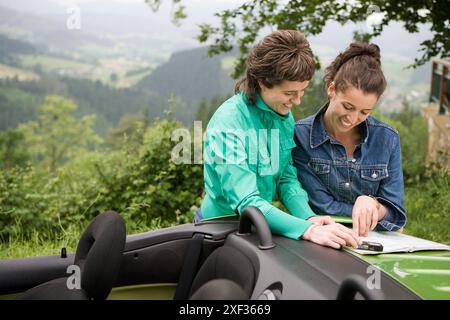 Amis en voiture décapotable. Mirador de Udana, Oñate. Gipuzkoa, l'Euskadi. L'Espagne. Banque D'Images