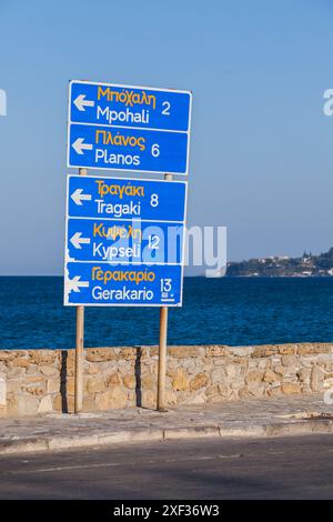 Zakynthos, Grèce - 14 août 2016 : panneau d'information avec les directions, les noms et les distances aux villes de l'île de Zakynthos Banque D'Images