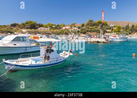 Zakynthos, Grèce - 17 août 2016 : les bateaux à moteur de plaisance et de pêche sont ancrés dans la baie de Laganas par une journée ensoleillée d'été Banque D'Images