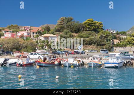 Zakynthos, Grèce - 17 août 2016 : bateaux à moteur de plaisance amarrés dans la baie de Laganas par une journée ensoleillée Banque D'Images