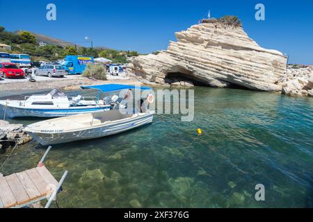 Zakynthos, Grèce - 17 août 2016 : les bateaux de plaisance sont amarrés devant les rochers côtiers d'Agios Sostis Banque D'Images