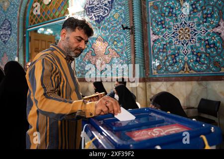 Téhéran, Iran. 28 juin 2024. Un homme vote lors de l'élection présidentielle iranienne dans un bureau de vote, Téhéran, Iran, vendredi 28 juin, 2024. les Iraniens ont voté vendredi lors d'élections anticipées pour remplacer feu le Président Ebrahim Raisi. (Photo de Sobhan Farajvan/Pacific Press/Sipa USA) crédit : Sipa USA/Alamy Live News Banque D'Images