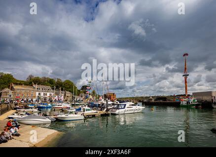 Nuages orageux au-dessus des bateaux amarrés dans le port de Padstow, un joli village côtier sur la côte nord de Cornouailles, en Angleterre Banque D'Images