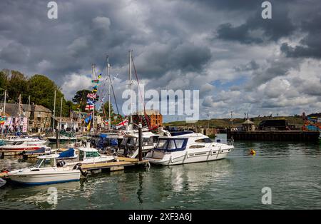 Nuages orageux au-dessus des bateaux amarrés dans le port de Padstow, un joli village côtier sur la côte nord de Cornouailles, en Angleterre Banque D'Images