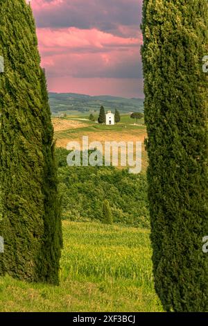 Val d’Orcia, Toscane, Italie - avril 30 2024 : Chapelle de la Madonna di Vitaleta entre deux cyprès Banque D'Images