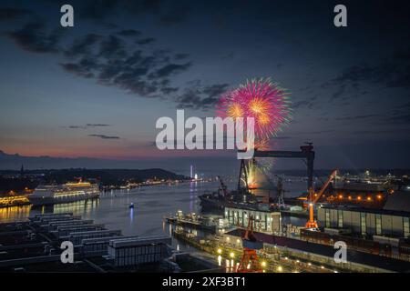 Kieler Woche 2024 Abschlussfeuerwerk der Kieler Woche 2024 Kiel Schleswig-Holstein Deutschland fpr-kiwo-feuerwerk-2987 *** Kieler Woche 2024 feu d'artifice de fermeture du Kieler Woche 2024 Kiel Schleswig Holstein Allemagne fpr kiwo feuerwerk 2987 Banque D'Images