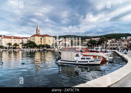 Bateaux amarrés le long du quai sous un ciel nuageux, Supetar, île de Brac, Croatie Banque D'Images