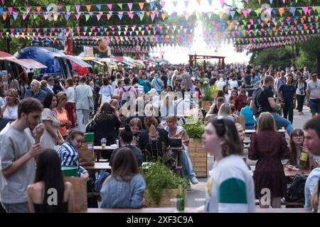 Pétersbourg, Russie. 30 juin 2024. Personnes dans la zone de l'aire de restauration dans Primorsky Victory Park à Pétersbourg. Crédit : SOPA images Limited/Alamy Live News Banque D'Images