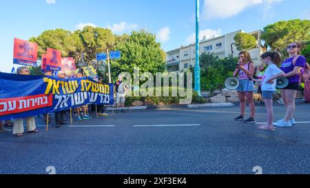 Haïfa, Israël - 29 juin 2024 : scène d'une marche de protestation, contre le gouvernement, appelant à de nouvelles élections, avec la participation de la population, divers signes et Banque D'Images