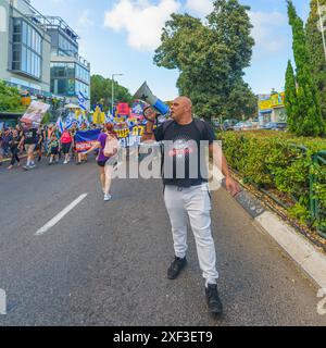 Haïfa, Israël - 29 juin 2024 : scène d'une marche de protestation, contre le gouvernement, appelant à de nouvelles élections, avec la participation de la population, divers signes et Banque D'Images