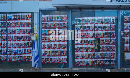 Haïfa, Israël - 29 juin 2024 : vue d'un mur avec des images des otages, enlevés par le Hamas. Haïfa, Israël Banque D'Images