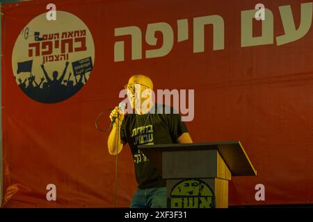 Haïfa, Israël - 29 juin 2024 : Asaf Fradkin chante devant la foule, dans le cadre d'un rassemblement de protestation contre le gouvernement, Haïfa, Israël Banque D'Images