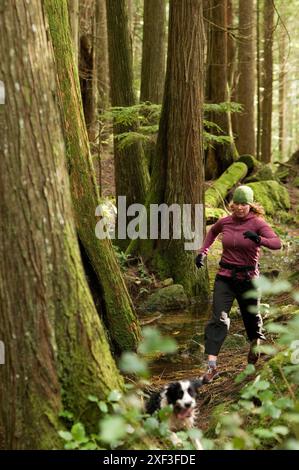 Trail running dans le parc régional du lac Buntzen. Port Moody, Colombie-Britannique, Canada Banque D'Images