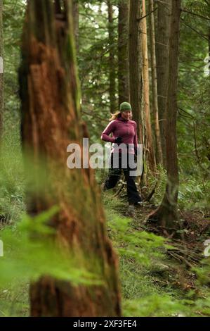 Trail running dans le parc régional du lac Buntzen. Port Moody, Colombie-Britannique, Canada Banque D'Images