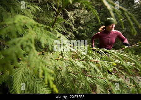 Trail running dans le parc régional du lac Buntzen. Port Moody, Colombie-Britannique, Canada Banque D'Images