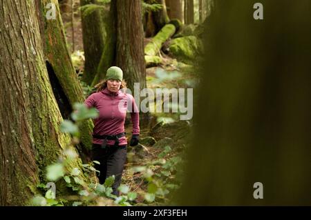 Trail running dans le parc régional du lac Buntzen. Port Moody, Colombie-Britannique, Canada Banque D'Images