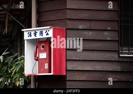 Taïwan - 29 juin 2024 : avant l'ère numérique, les téléphones payants rouges de Chunghwa Telecom étaient essentiels dans les rues de Taïwan, servant de communication cruciale. Banque D'Images