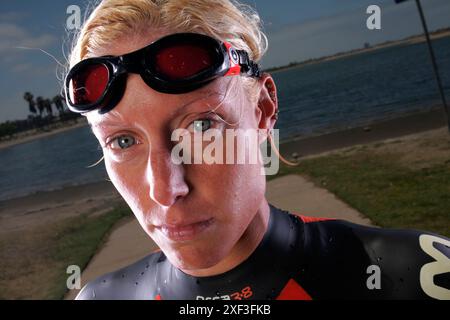 Le triathlète féminin se prépare à la natation et à la course. Banque D'Images