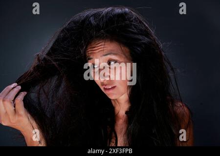 Femme ayant de mauvais cheveux jour Banque D'Images