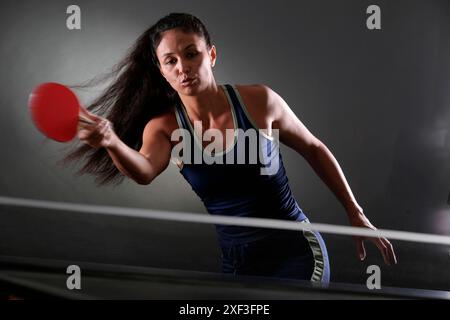 Dame jouant au ping-pong Banque D'Images