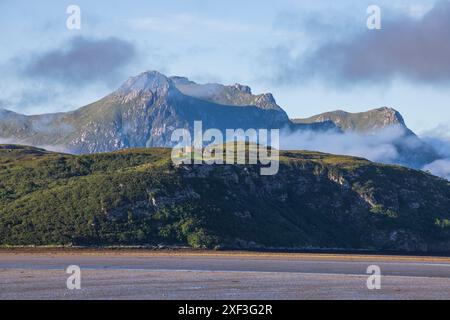 Castle Varriach et Ben Loyal à travers le Kyle of Tongue, Sutherland, Écosse Banque D'Images