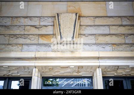 Brême, Allemagne. 13 juin 2024. Un espace vide au-dessus de l'entrée du bureau des impôts de Brême, où un panneau avec l'aigle impérial était accroché jusqu'à récemment. Crédit : Sina Schuldt/dpa/Alamy Live News Banque D'Images