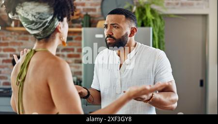 Divorce, combat et couple se disputent dans une cuisine avec le stress, la colère et la confrontation tricherie dans leur maison. Mariage, conflit ou personnes frustrées dans un Banque D'Images