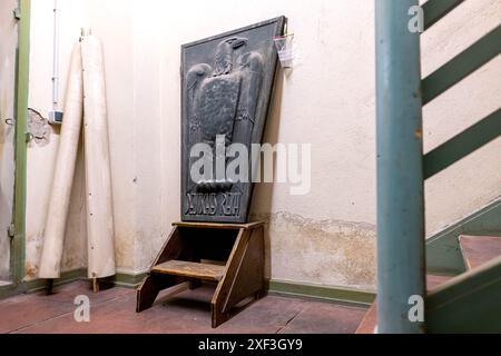 Brême, Allemagne. 13 juin 2024. Un panneau avec l'aigle impérial, qui jusqu'à récemment accroché au-dessus de l'entrée du bâtiment, se trouve maintenant dans le sous-sol du bureau des impôts de Brême. Crédit : Sina Schuldt/dpa/Alamy Live News Banque D'Images