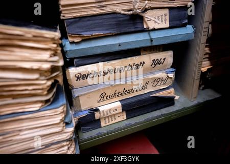 Brême, Allemagne. 13 juin 2024. Le Reichssteuerblatt de 1941 et d'autres documents de l'époque nazie sont stockés dans le sous-sol du bureau des impôts de Brême. Crédit : Sina Schuldt/dpa/Alamy Live News Banque D'Images