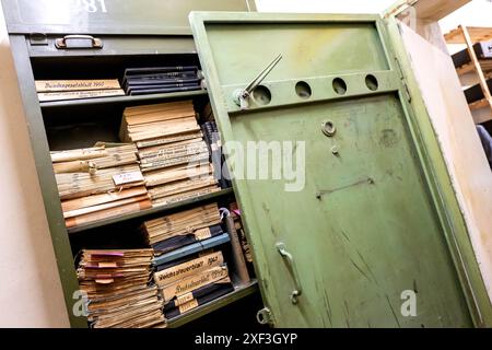 Brême, Allemagne. 13 juin 2024. La Gazette fiscale du Reich de 1941 et d'autres documents de l'époque nazie sont stockés dans la cave du bureau des impôts de Brême, et la porte porte porte les inscriptions de soldats américains. Crédit : Sina Schuldt/dpa/Alamy Live News Banque D'Images