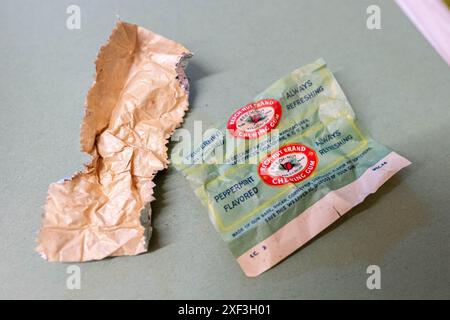 Brême, Allemagne. 13 juin 2024. Old U.S. Army chewing gum de la marque Beech-Nut Brand chewing Gum est dans la cave du bureau des impôts de Brême. Crédit : Sina Schuldt/dpa/Alamy Live News Banque D'Images