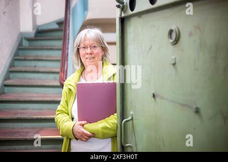 Brême, Allemagne. 13 juin 2024. Gundula Rentrop, éducatrice de musée, se tient au sous-sol du bureau des impôts. Crédit : Sina Schuldt/dpa/Alamy Live News Banque D'Images