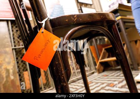 Brême, Allemagne. 13 juin 2024. Une note avec l'inscription « provenance » est accrochée sur une chaise au sous-sol du bureau des impôts de Brême. Crédit : Sina Schuldt/dpa/Alamy Live News Banque D'Images