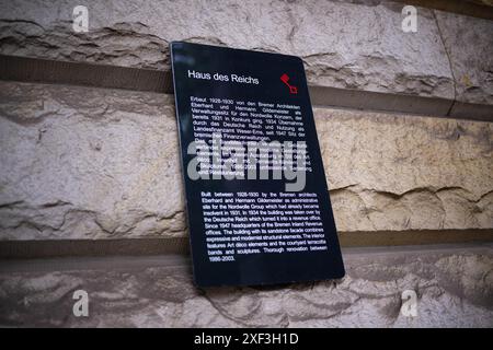 Brême, Allemagne. 13 juin 2024. Un panneau fournit des informations sur la Haus des Reichs, le bureau actuel du sénateur des Finances à Brême. Crédit : Sina Schuldt/dpa/Alamy Live News Banque D'Images