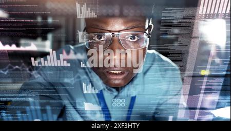 Centre de données, homme et technicien dans la salle de serveur pour le codage, logiciel ou technologie de l'information, superposition, analyse et personne noire avec portrait pour Banque D'Images