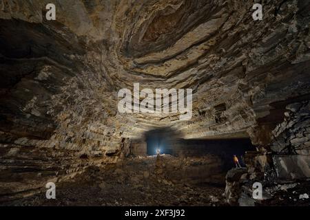 Expédition de spéléologie pour explorer les grottes du maître-système Tongzi dans le nord du comté de Wulong, province de Chongqing en Chine Banque D'Images