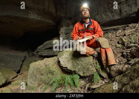 Expédition de spéléologie pour explorer les grottes du maître-système Tongzi dans le nord du comté de Wulong, province de Chongqing en Chine Banque D'Images